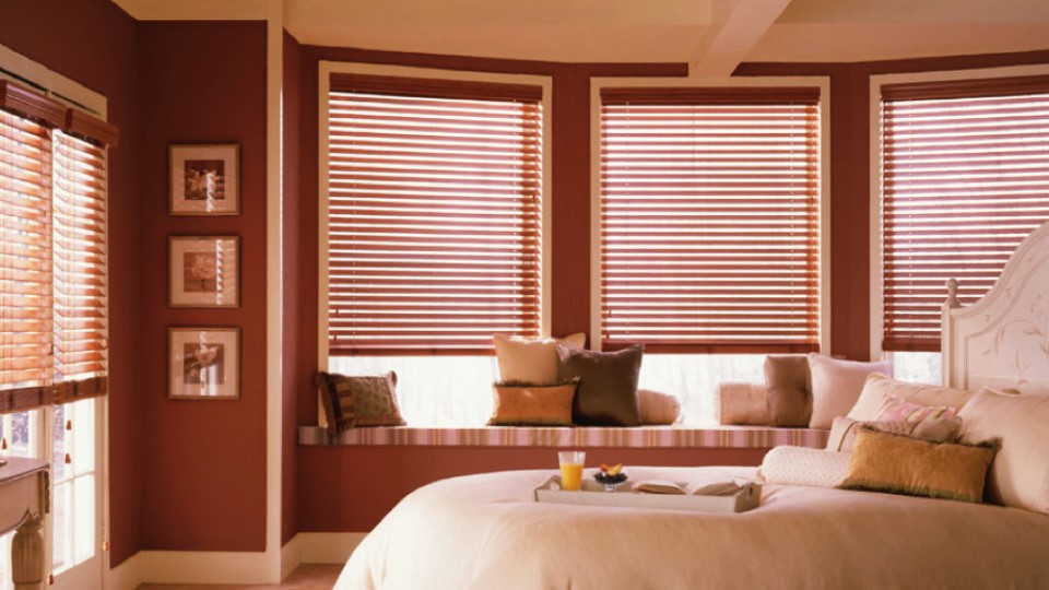 Chống ồn hiệu quả cho phòng ngủ với rèm cuốn gỗ