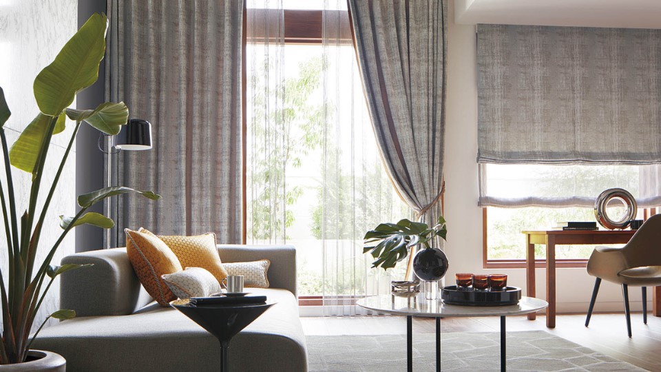Cửa sổ lớn được trang trí bằng rèm vải Nhật tạo ra ánh sáng tự nhiên và giữ riêng tư