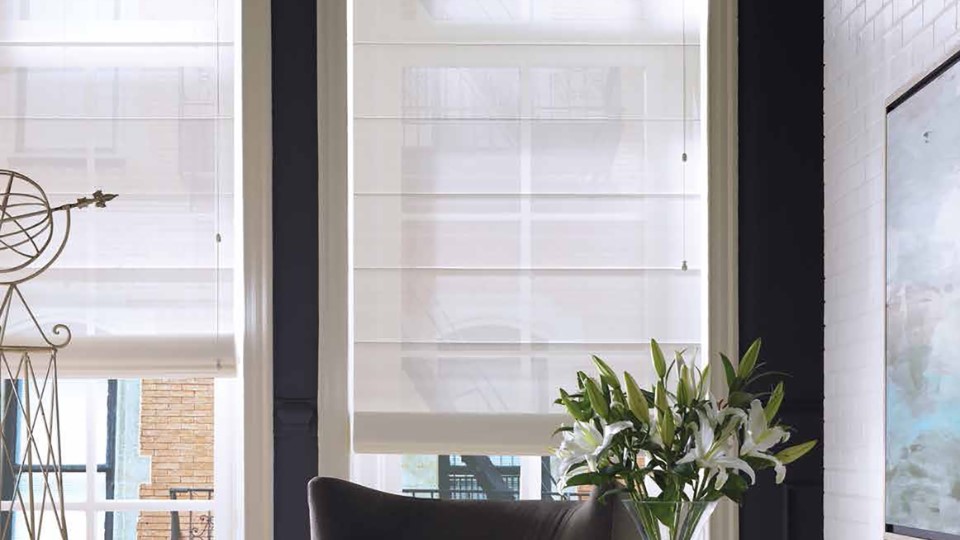 Kết hợp rèm roman và cửa sổ, bạn có thể kiểm soát lượng ánh sáng và thông gió