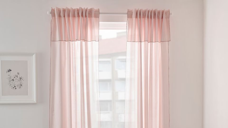 Màn cửa màu hồng phấn cho cửa sổ nhỏ