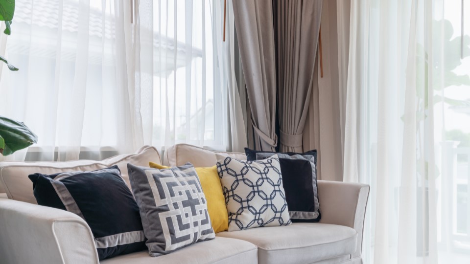 Phối màu rèm vải phù hợp với nội thất căn hộ