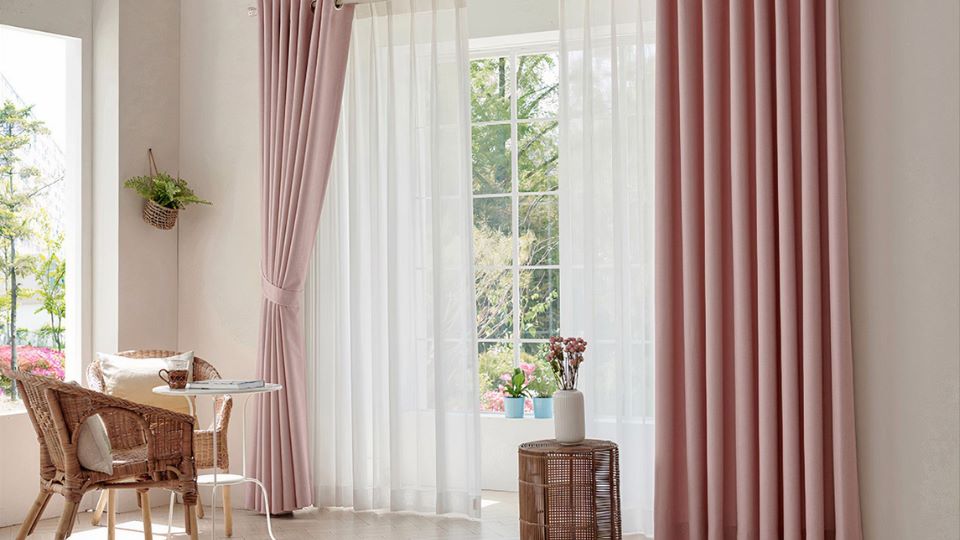 Rèm cửa màu hồng tím cho cửa sổ phòng khách