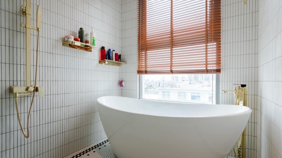 Rèm cuốn gỗ tự động cho cửa sổ nhỏ phòng tắm