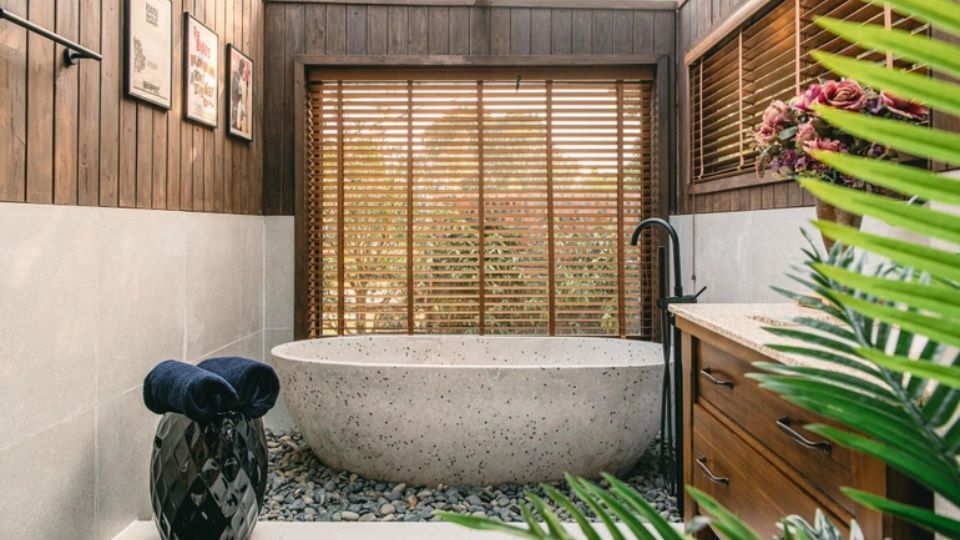 Rèm cuốn gỗ tự động cho phòng tắm phong cách vintage