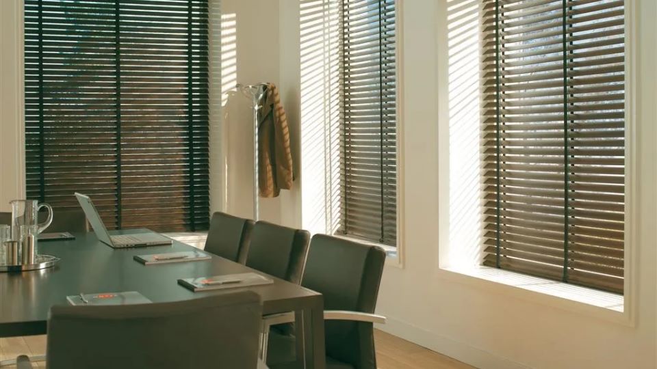 Rèm gỗ cuốn tự động sang trọng cho phòng họp