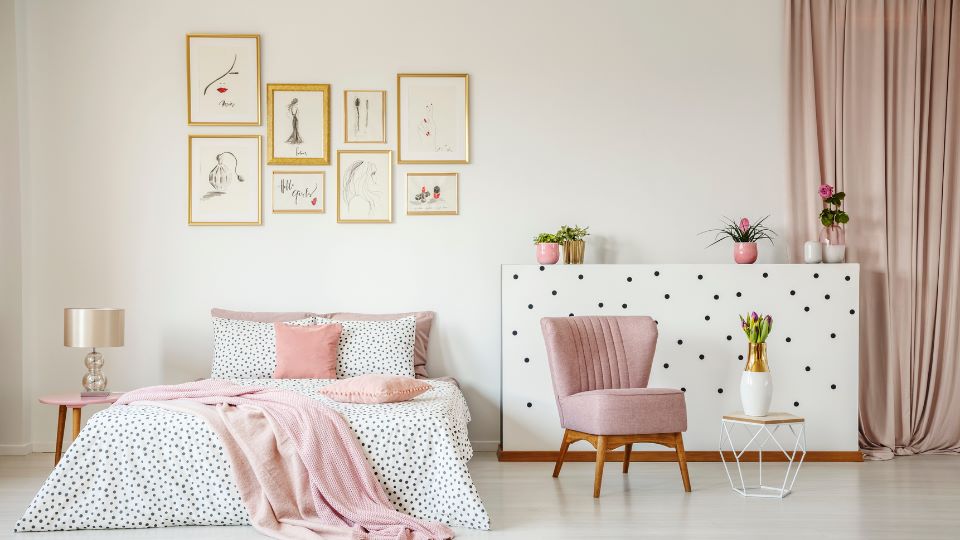 Rèm màu hồng đất cho tông phòng ngủ dễ thương