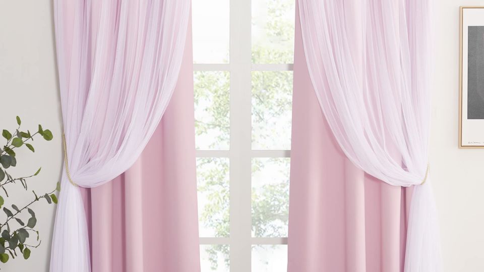 Tông màu hồng nhạt to điểm cho khung cửa sổ
