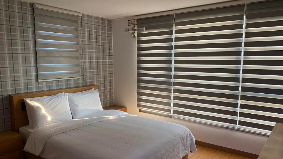 rèm cầu vồng phòng ngủ giúp điều chỉnh ánh sáng dễ dàng