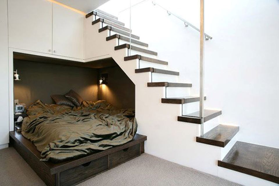 Không đặt giường ngủ phía dưới cầu thang