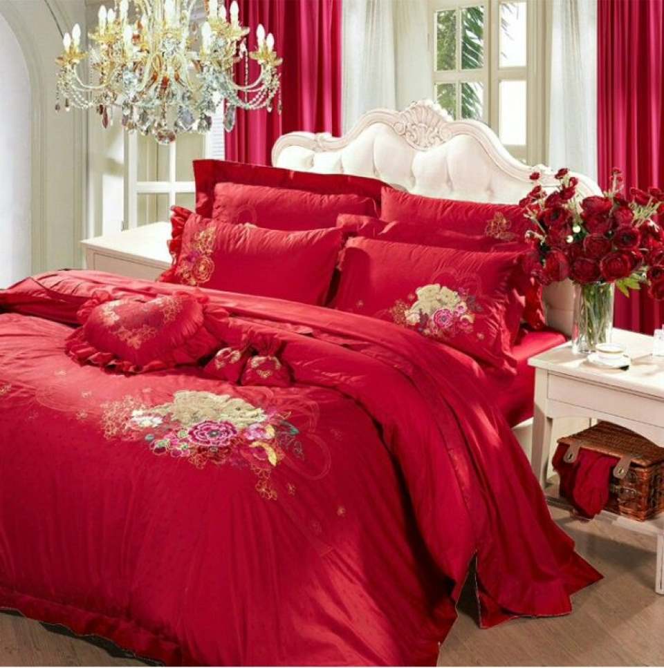 Sử dụng ga giường màu đỏ trang trí phòng cưới