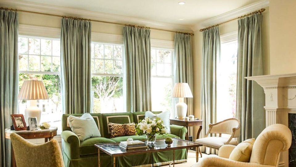 Tổng thể không gian hài phòng khách hài hòa bởi rèm vải màu xanh diệp lục