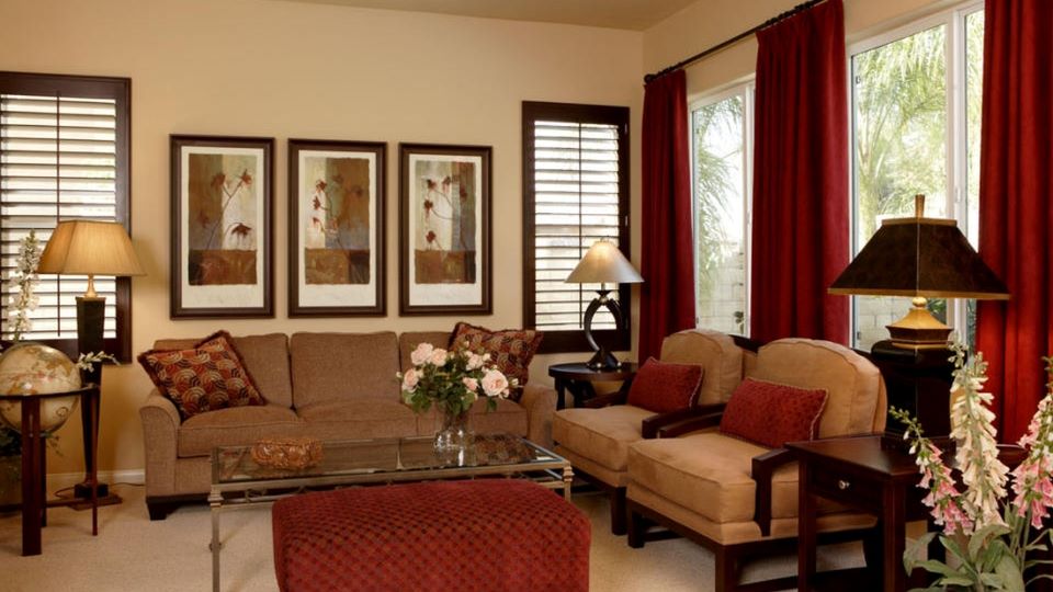 Trang trí phòng khách với rèm cửa màu đỏ đô sang trọng và quý phái